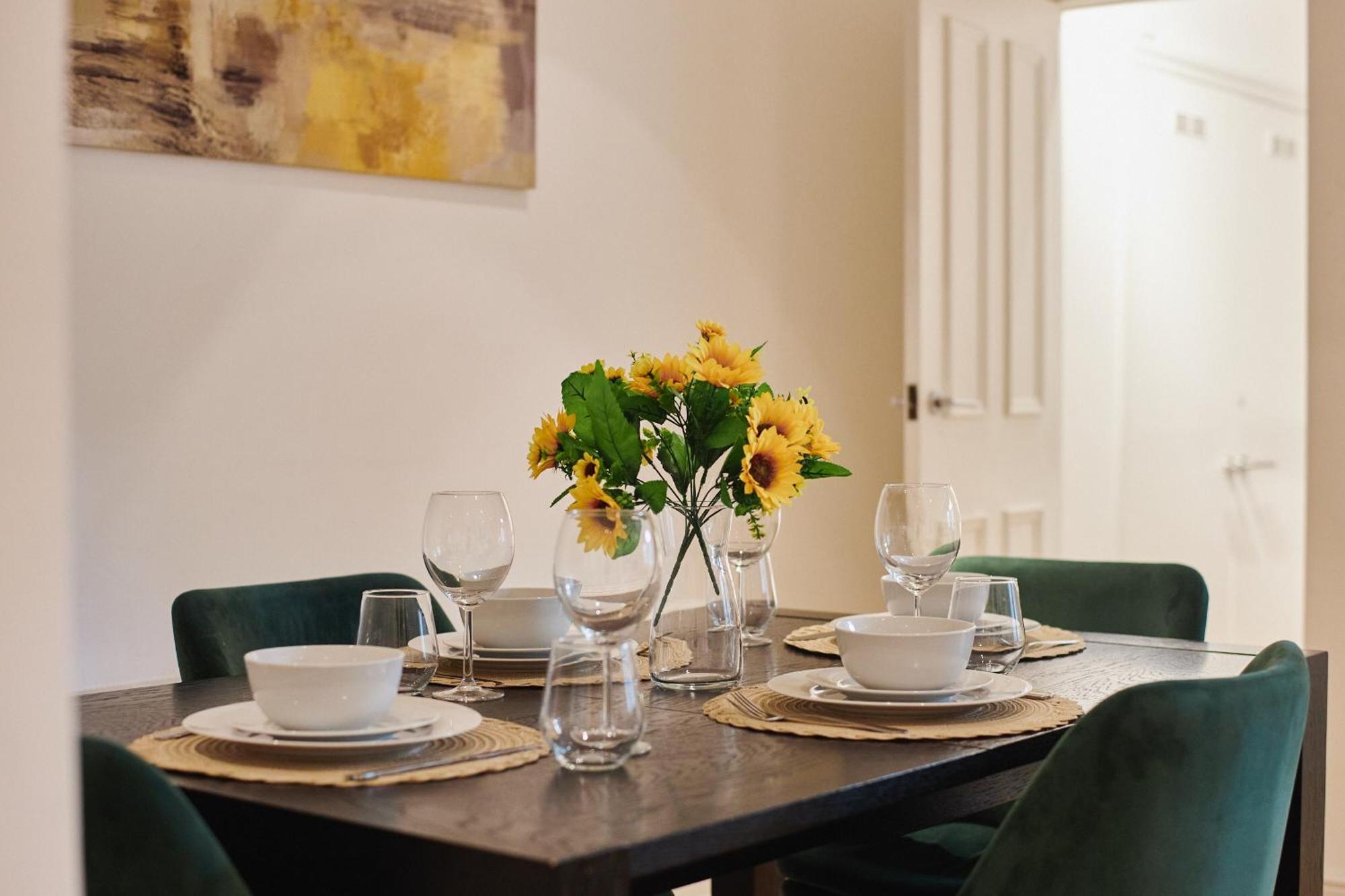 Apartment Heavenly Stays, Refined 2-bd Hidden Gem Near Hyde Park *